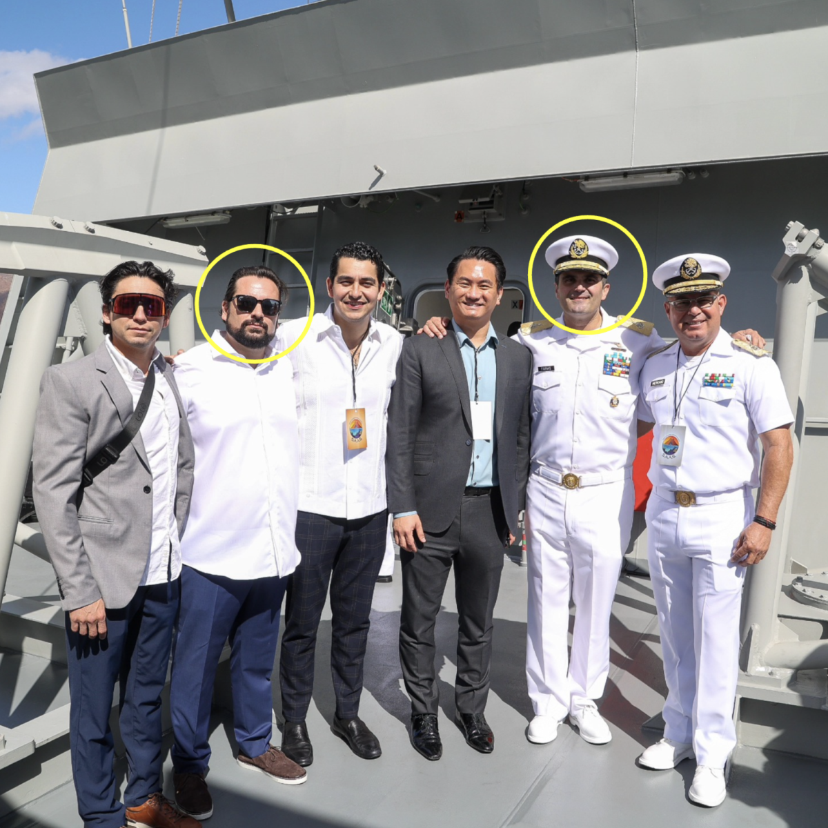 De izquierda a derecha: Alfonso Durazo Chávez (hijo del gobernador Alfonso Durazo Montaño) y Fernando Farías Laguna en la ceremonia de hundimiento del buque Suchiate en marzo de 2024.