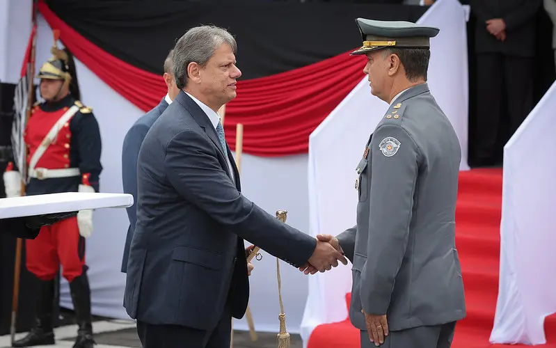 Tarcísio privilegia PMs com bônus milionário em ano eleitoral