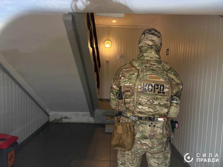 У Луцьку на комунальному підприємстві тривають обшуки через ймовірне зловживання владою для виїзду за кордон