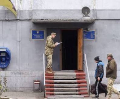23 травня у приміщенні Тернопільського ТЦК знайшли мертвим 46-річного чоловіка. За версією поліції та ТЦК – він нібито вчинив самогубство у туалеті, використавши вогнепальну зброю.