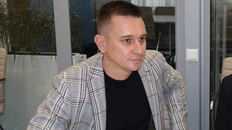 Десятки тисяч доларів готівкою, автопарк із вантажівок і жодної вказаної ва...