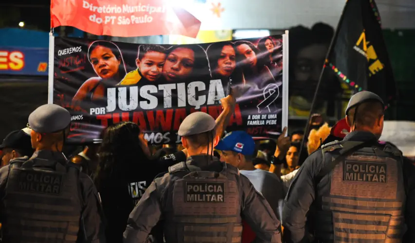 Moradores protestam contra violência policial em Cidade Tiradentes (SP)