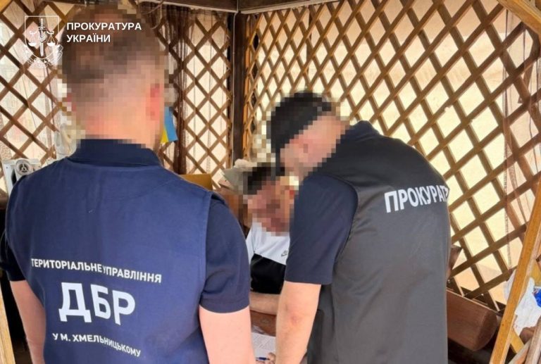На Хмельниччині посадовцю ДМС, який також є депутатом селищної ради, повідомили про підозру у недостовірному декларуванні. 