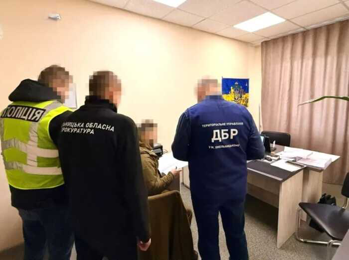 На Хмельниччині судитимуть колишнього слідчого, якого обвинувачують у привласненні майже 2,5 млн гривень речових доказів.