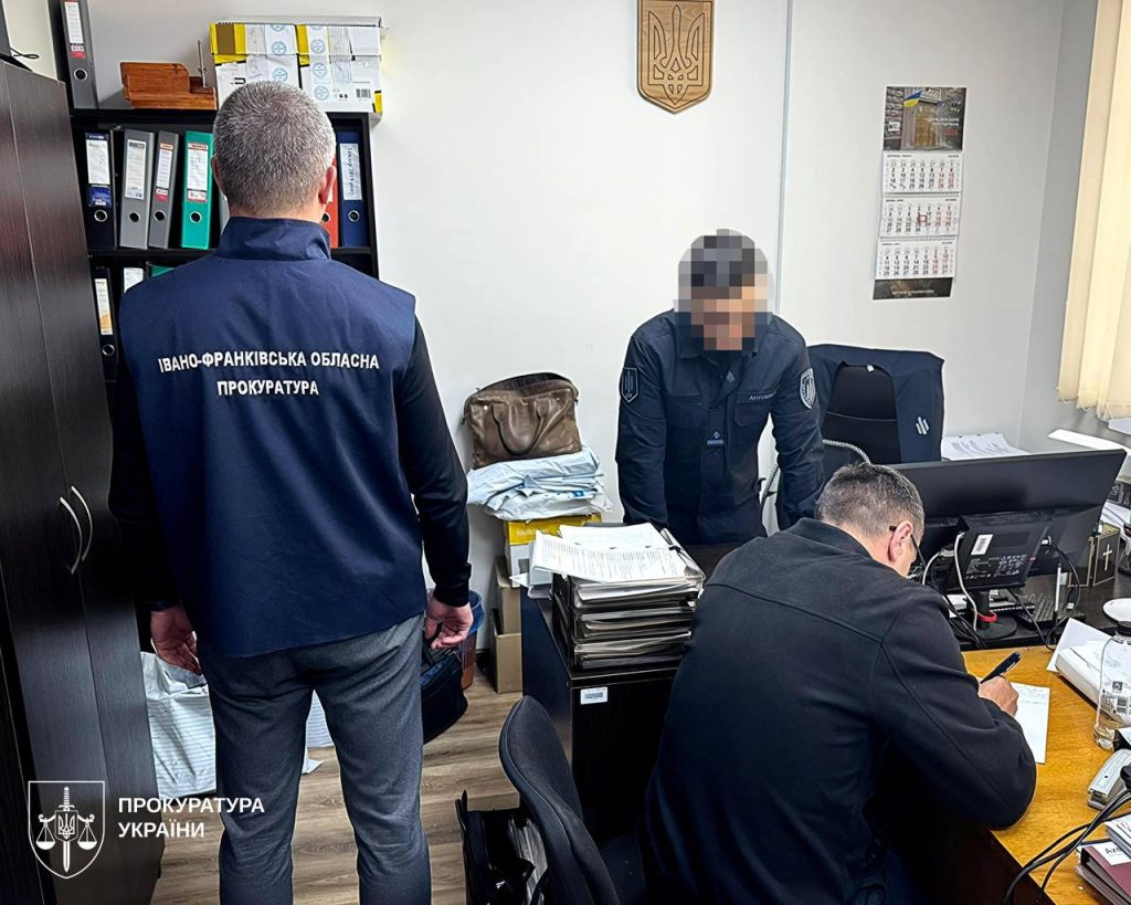 На Прикарпатті затримали керівника слідчого відділу поліції, якого підозрюють у вимаганні 5 тис. доларів за «невтручання» у бізнес.
