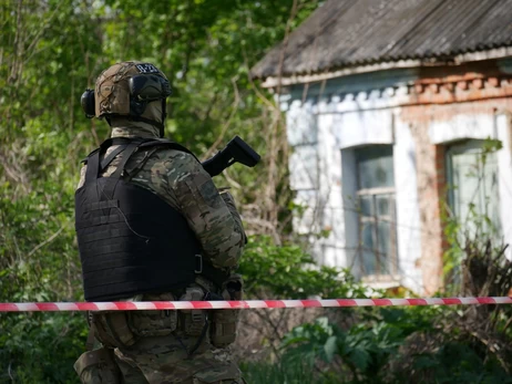 Поліцейські Хмельниччини ліквідували озброєного чоловіка, який сьогодні відкрив вогонь по правоохоронцях. Унаслідок нападу загинув 33-річний капітан поліції Сергій Чорний, ще один поліцейський отримав поранення.