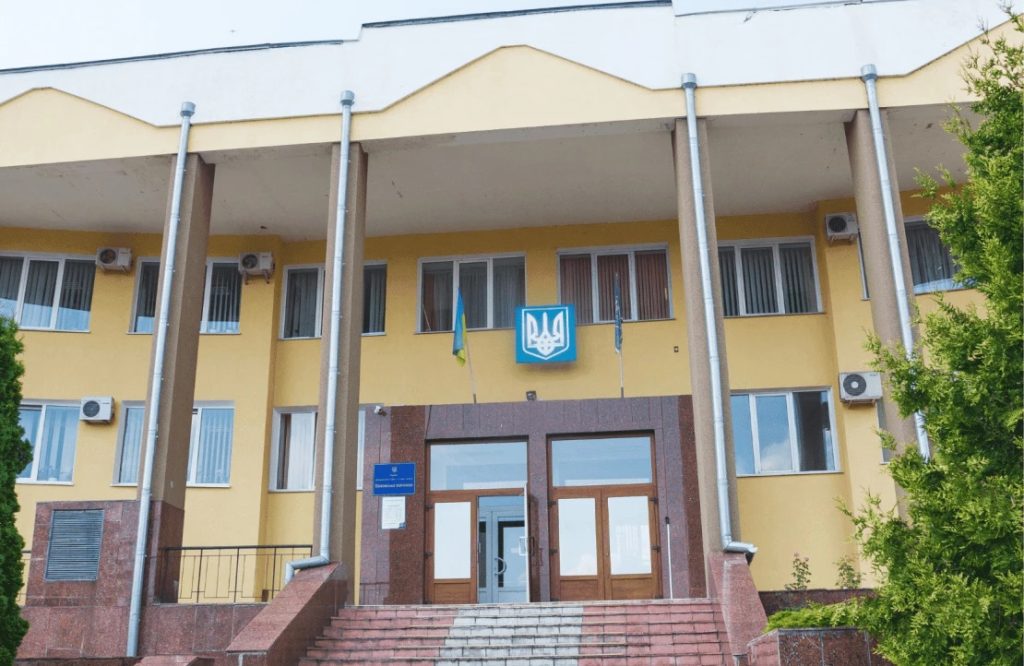 Сім’я волинського митника перед його звільненням розжилася на три квартири, будинок та Lexus за гривню