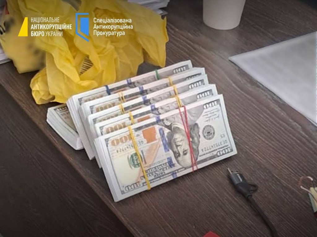 Спіймані на хабарі у $110 тисяч: співробітники СБУ вийшли з-під варти після внесення мільйонних застав