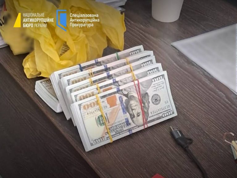 Спіймані на хабарі у $110 тисяч: співробітники СБУ вийшли з-під варти після внесення мільйонних застав