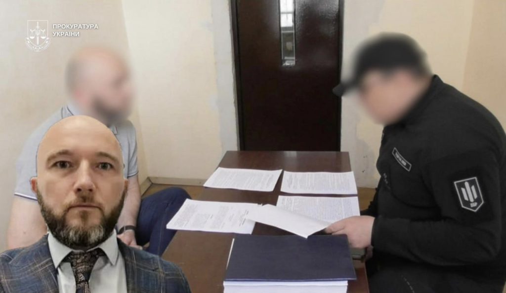 У Києві викрили злочинну організацію, яка привласнювала квартири померлих або зниклих власників через підроблені документи та фіктивні борги. Серед підозрюваних – екссуддя Олексій Тандир, який раніше насмерть збив нацгвардійця на блокпосту, посадовець ДВС, двоє адвокатів і ще двоє спільників.