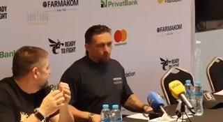"У него броня в четыре пальца. Бьешь, глаза фух, потом обратно на место": Усик о по...