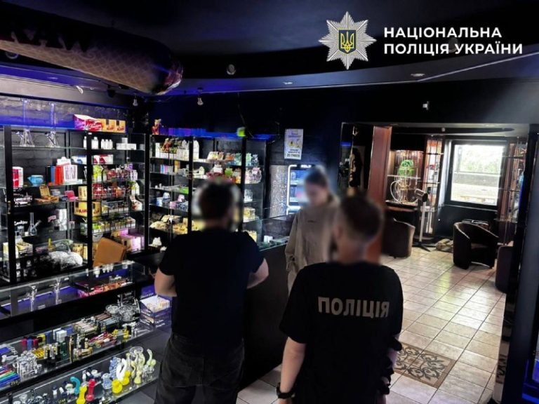 В Киеве накрыли масштабную схему продажи контрафактных вейпов и электронок - и...