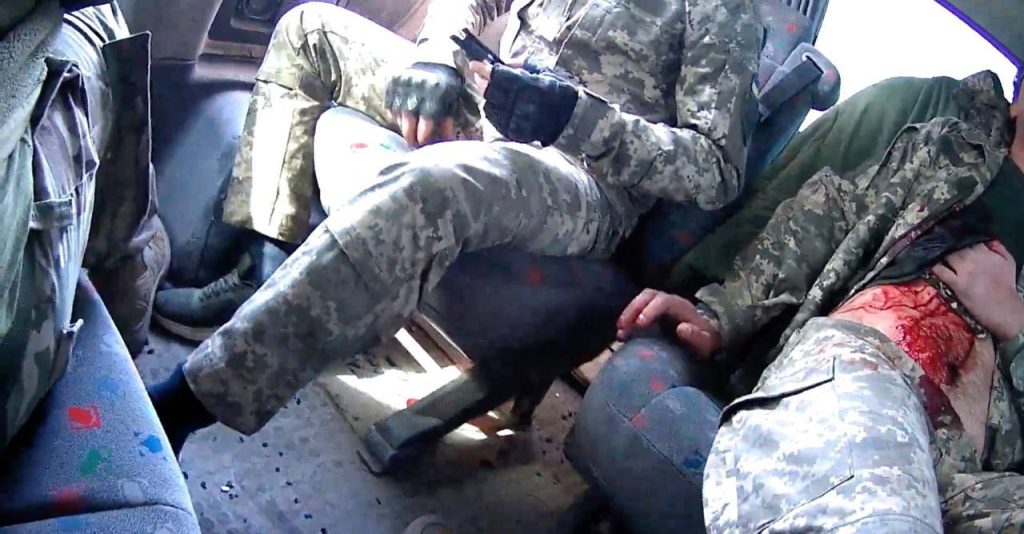 В Одеській області чоловік із ножем напав на двох військовослужбовців ТЦК під час супроводу до територіального центру комплектування. Інцидент стався 10 травня у селі Байбузівка Савранської громади Подільського району.