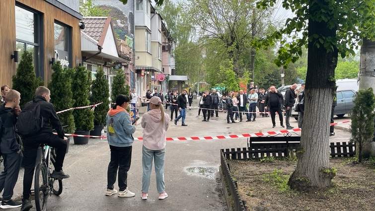 В Охтирці на Сумщині чоловік підірвав гранату в одному з кафе, унаслідок чого постраждали п’ятеро людей. 