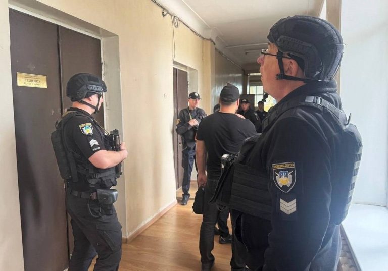 Заступник мера відкрив стрілянину у міськраді на Кіровоградщині – є поранені