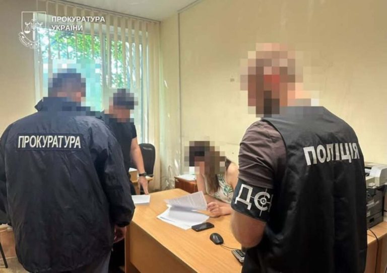 На Волині ексдиректорку Служби місцевих автодоріг взяли під домашній арешт через підозру в розтраті держкоштів