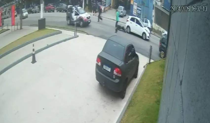 Novo vídeo mostra que PMs atiraram contra eletricista já rendido em SP