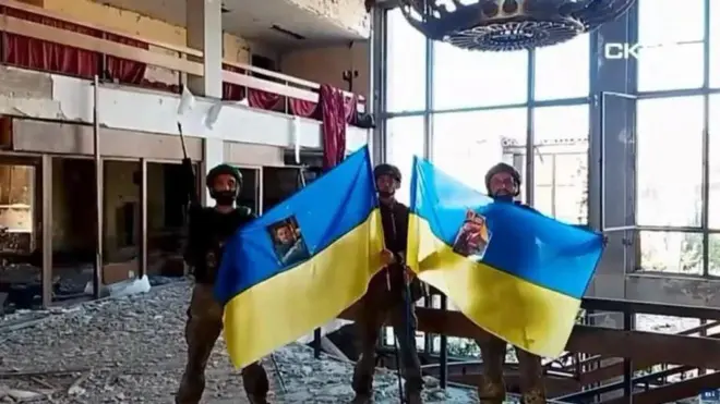 Скріншот із відео, на якому начебто військові "Скелі" показують український прапор із фото Сирського і Зеленського в Костянтинівці