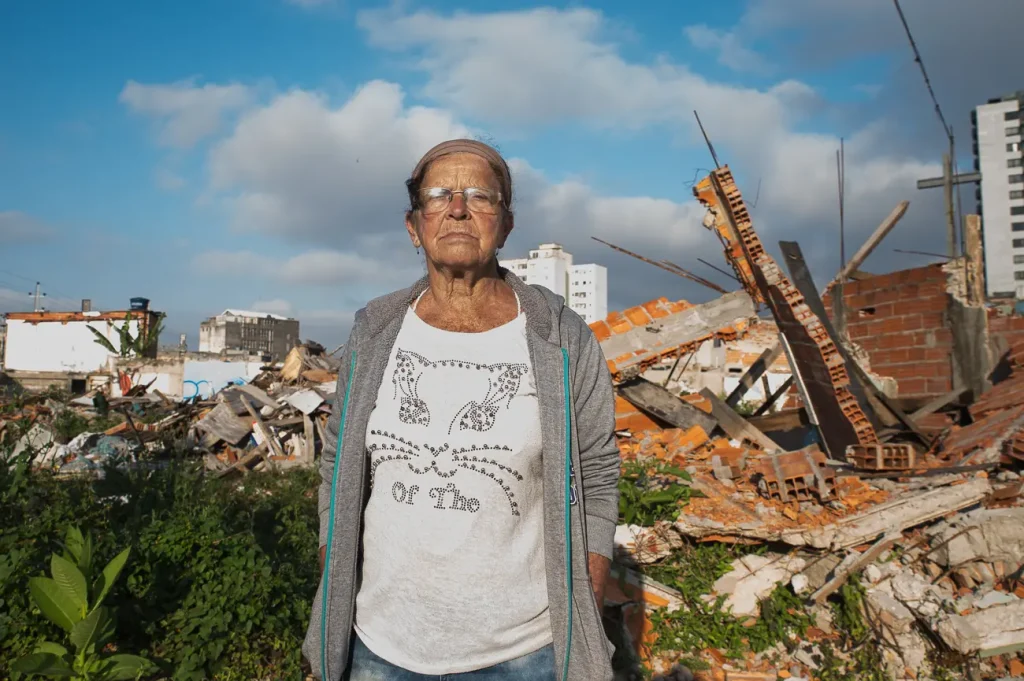 Favela do Moinho é cedida ao Estado ainda com famílias no terreno