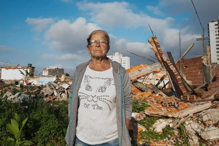 Favela do Moinho é cedida ao Estado ainda com famílias no terreno