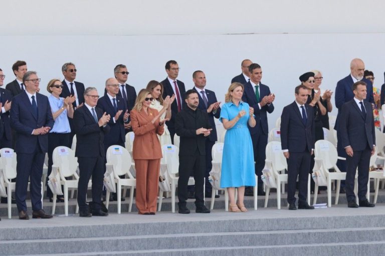 Парад у Парижі на тлі руїн України: безлімітні вояжі протермінованого туриста