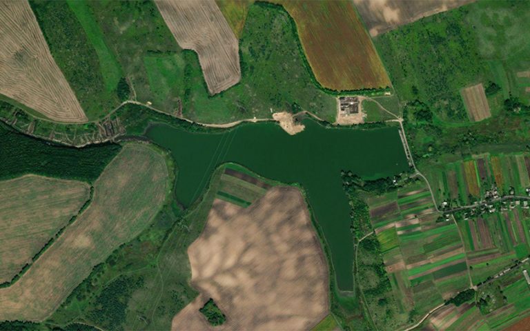 Схема захоплення ставка і землі: як понад 20 гектарів водойми віддали на 49 років відомому забудовнику | Четверта влада