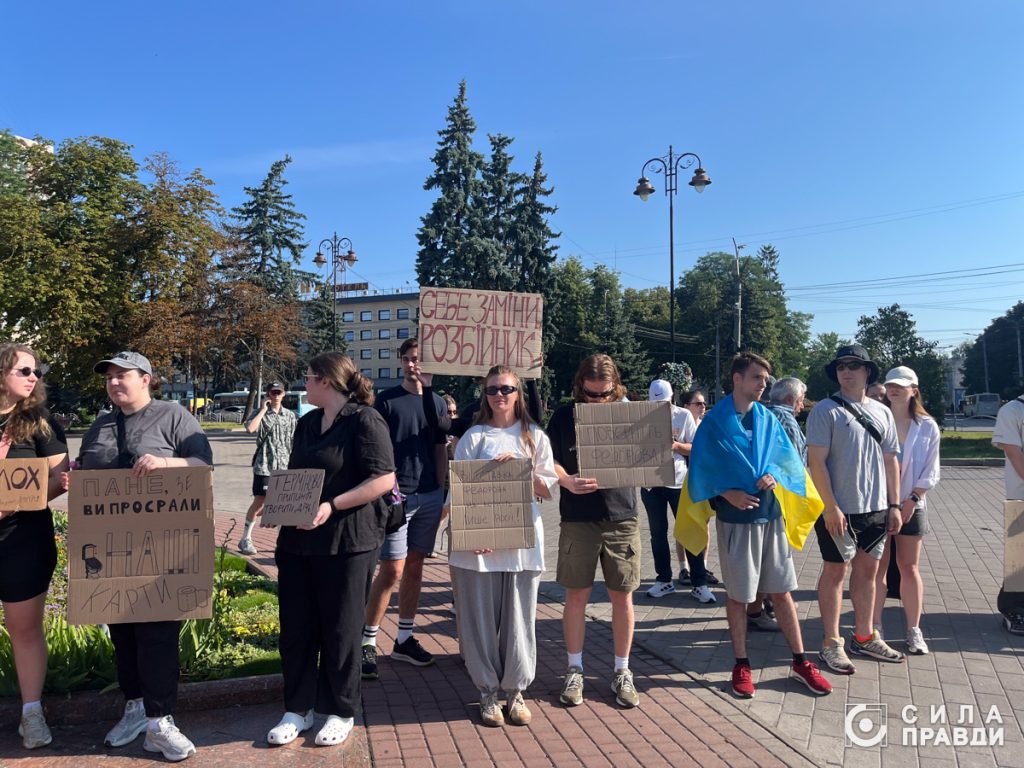 Лучани вийшли на акцію проти відставки Федорова з посади міністра оборони