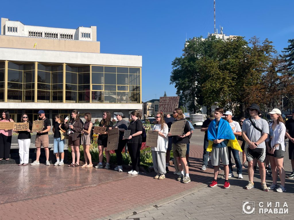 Лучани вийшли на акцію проти відставки Федорова з посади міністра оборони