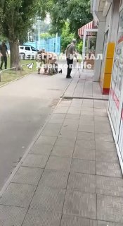 В Харькове мужчину мобилизовали на глазах у его матери возле отделения "Новой почты".Video is too big