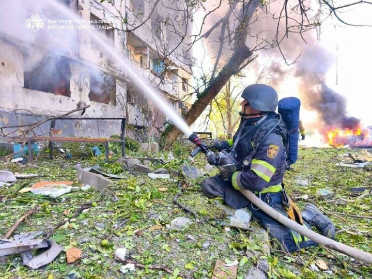 Враг нанес удар с помощью калибра по многоэтажному дому в Павлограде, есть поги...