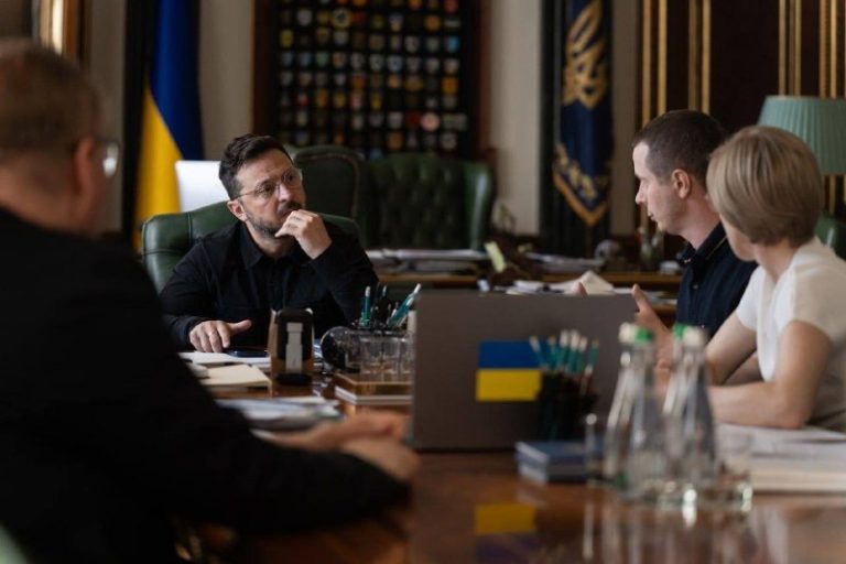 Зеленский анонсировал открытие всех архивов СБУ и СВР о событиях на Волыни